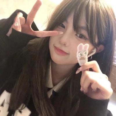 可盐可甜的头像真人女生