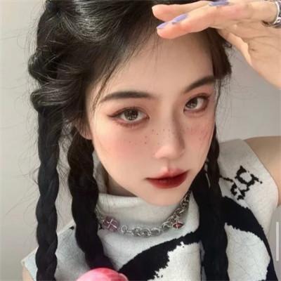可盐可甜的头像真人女生