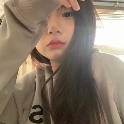 可盐可甜的头像真人女生