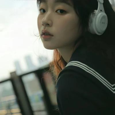 可盐可甜的头像真人女生
