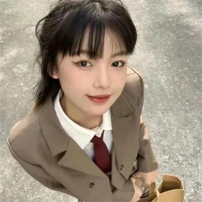 可盐可甜的头像真人女生
