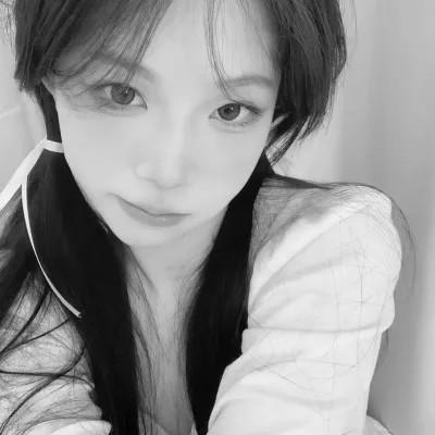 女黑白头像图片真人版，逆流而上的黑白文化