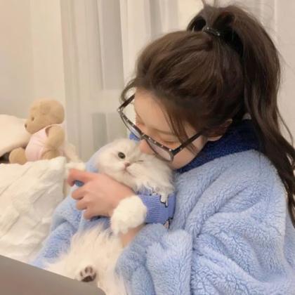 甜美女生抱宠物的可爱头像图片