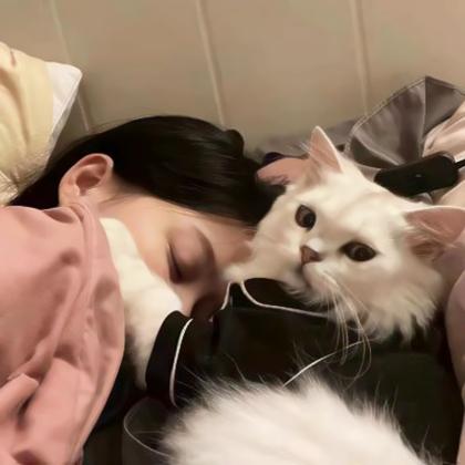 甜美女生抱宠物的可爱头像图片