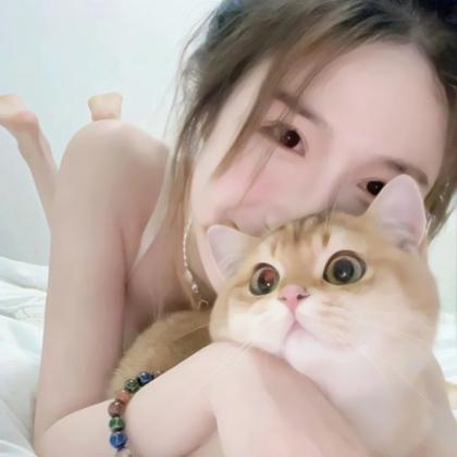 甜美女生抱宠物的可爱头像图片