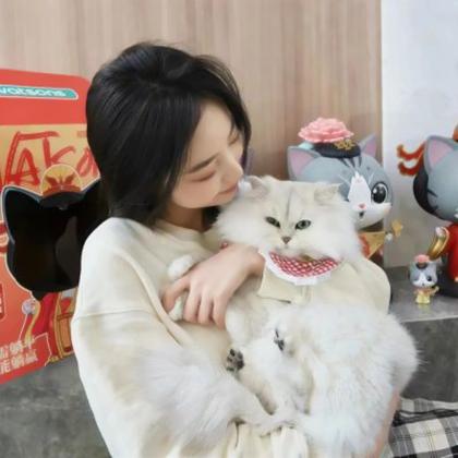 甜美女生抱宠物的可爱头像图片