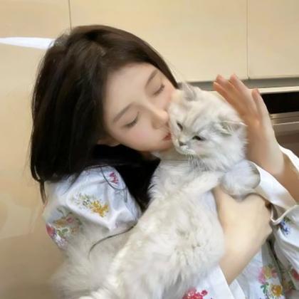 甜美女生抱宠物的可爱头像图片