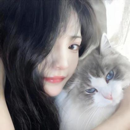 甜美女生抱宠物的可爱头像图片