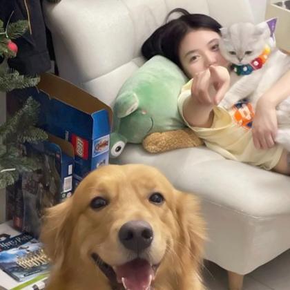 甜美女生抱宠物的可爱头像图片