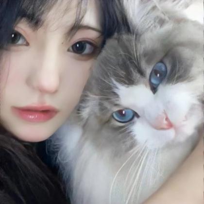 甜美女生抱宠物的可爱头像图片
