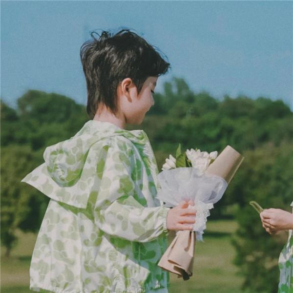 清新文艺小孩拿花一左一右情侣头像图片