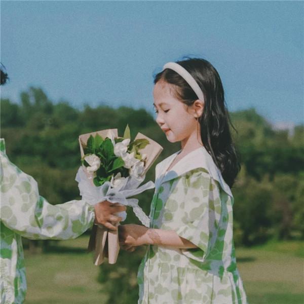 清新文艺小孩拿花一左一右情侣头像图片