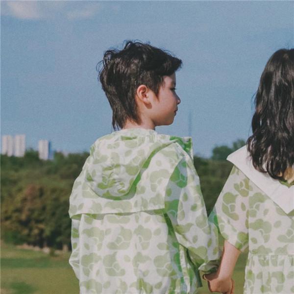 清新文艺小孩拿花一左一右情侣头像图片