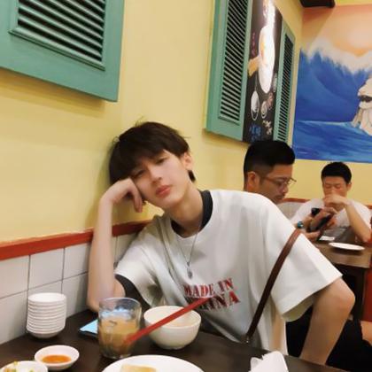男女情侣头像一左一右真人高清图片,流行风格