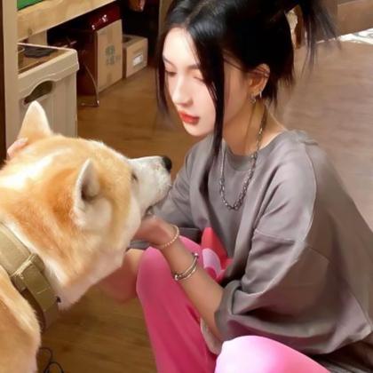 对象是狗系列情头真人 高清有爱女孩和狗情头一左一右图片