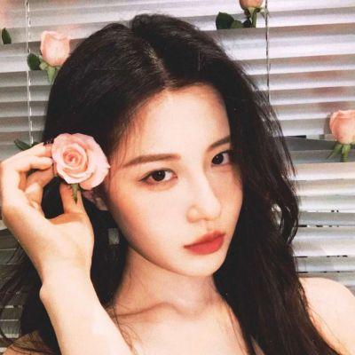 酷酷高冷的头像女生真人温柔图片
