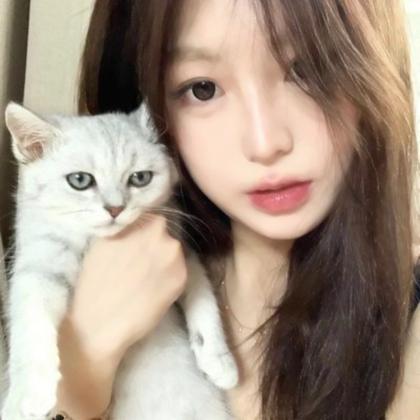 女生抱猫咪的头像图片,漂亮真人女生抱宠物头像高清