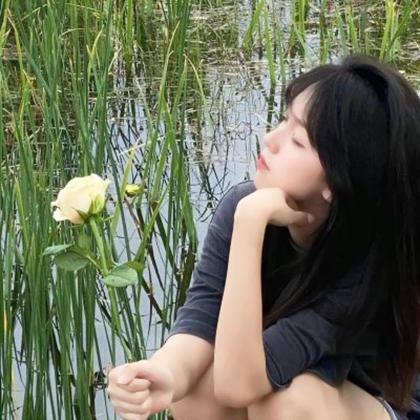 头像高级感女干净真人照片