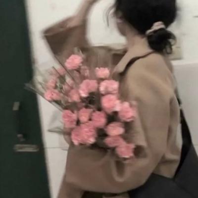 女生头像抱花温柔,高清清新好看的头像女生唯美温柔抱花图片