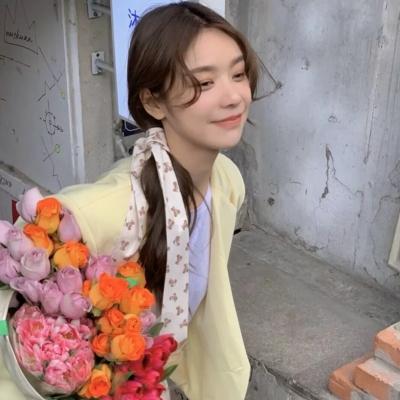 女生头像抱花温柔,高清清新好看的头像女生唯美温柔抱花图片