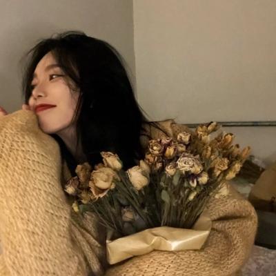 女生头像抱花温柔,高清清新好看的头像女生唯美温柔抱花图片