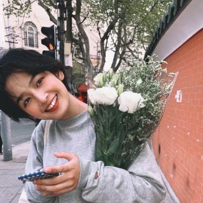 女生头像抱花温柔,高清清新好看的头像女生唯美温柔抱花图片
