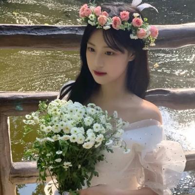 女生头像抱花温柔,高清清新好看的头像女生唯美温柔抱花图片
