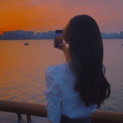 女生夕阳下唯美背影头像图片大全 长发、比心、拿手机拍夕阳