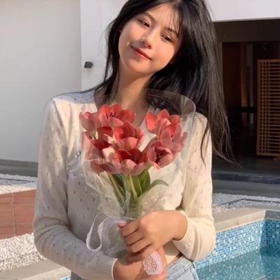 女生头像抱花温柔,高清清新好看的头像女生唯美温柔抱花图片