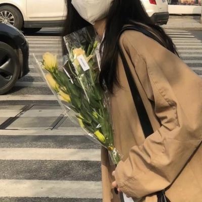 女生头像抱花温柔,高清清新好看的头像女生唯美温柔抱花图片