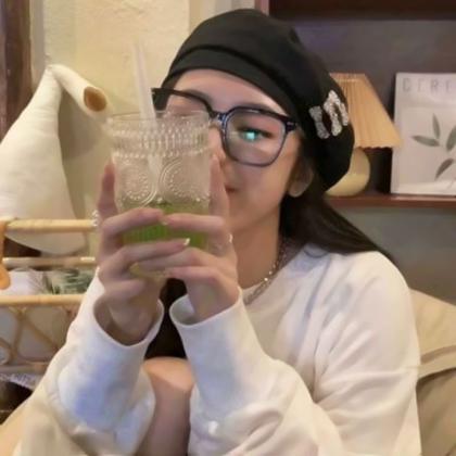 可爱又不失搞怪的真人女生头像图片系列