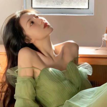 女生头像简约高级感穿搭图片