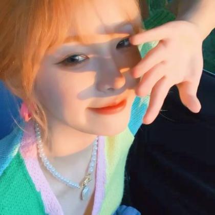 ins绿色系女生头像真人高清图片