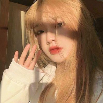 女生头像染黄色金色头发 高清好看的女生最好看的染头发头像图片