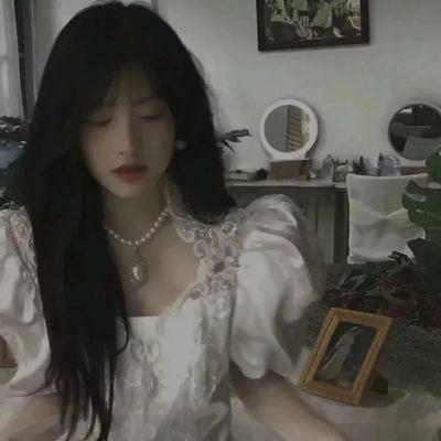 头像干净高级质感单人照女生