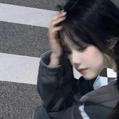 头像干净高级质感单人照女生