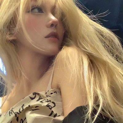 女生头像染黄色金色头发 高清好看的女生最好看的染头发头像图片
