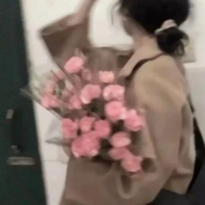 捧花温柔女生头像 高清超仙的捧花女孩图片唯美清新头像