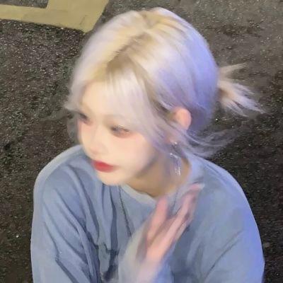 头像干净高级质感单人照女生