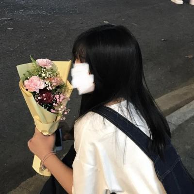 拿花女生头像不露脸,高清真人女生手里拿花不露脸头像图片