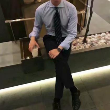 成熟稳重不露脸的西装头像男生图片