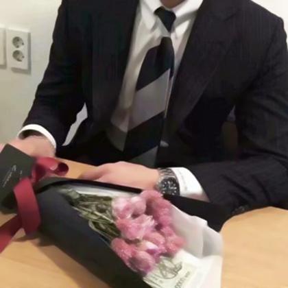 成熟稳重不露脸的西装头像男生图片