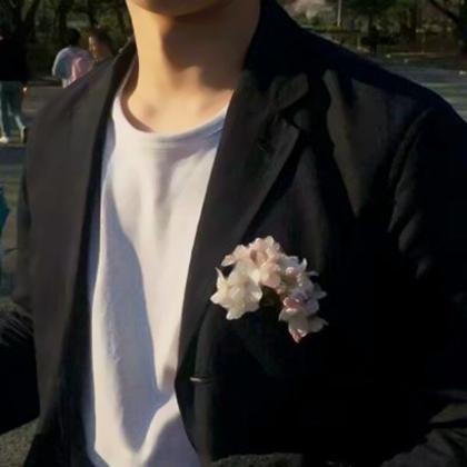 成熟稳重不露脸的西装头像男生图片