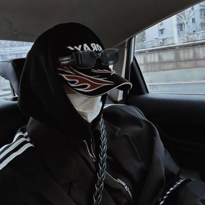 精选男生头像，风格多样，总有一款适合你！