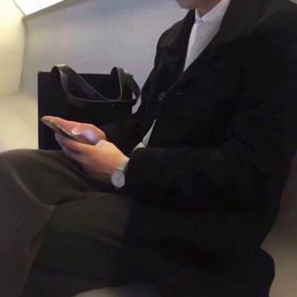 成熟稳重不露脸的西装头像男生图片