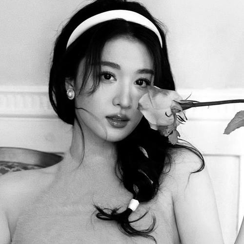 2024年最火的高清头像女黑白图片