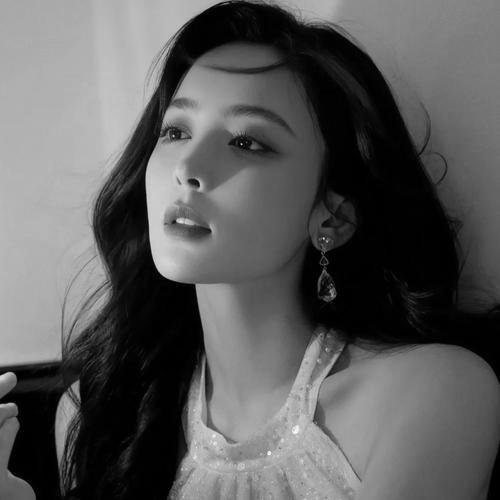 2024年最火的高清头像女黑白图片