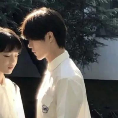 宠溺情侣头像一左一右图片