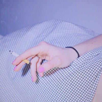 不良少女抽烟头像图片