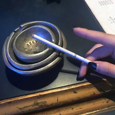 不良少女抽烟头像图片